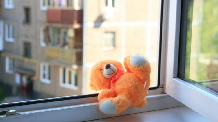 Бала терезеден құлап кетпес үшін полицейлер бірқатар сақтық шараларын ұстануға кеңес береді