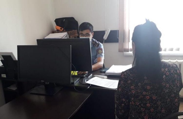 Танысының есепшотынан ақша жымқырған  бойжеткенді ұстады