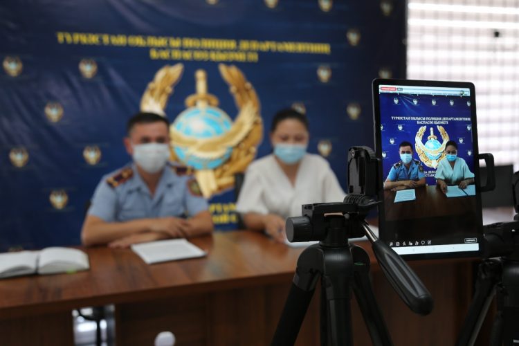 Түркістан облысында құжаты жоқ, мәртебесі реттелмегендерге көмектесу бағытында атқарылған жұмыстар тікелей эфирде айтылды