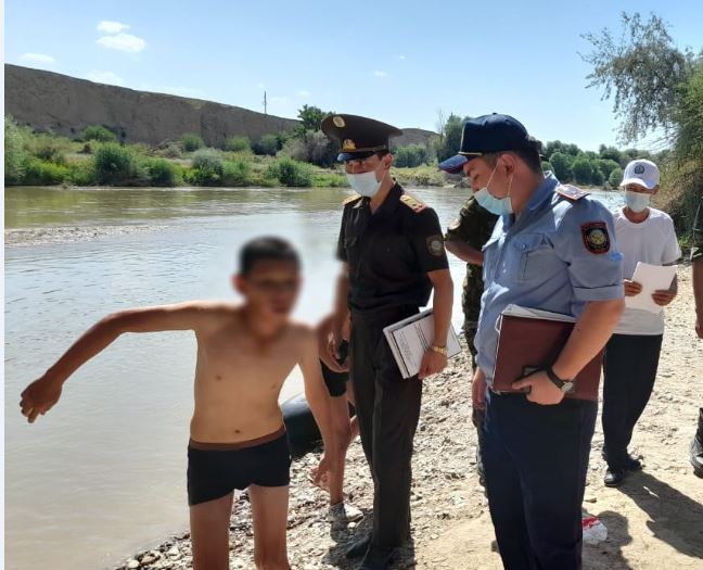 Түркістан облысының полицейлері суға түсу ережелері мен алғашқы көмек көрсету шараларын түсіндірді