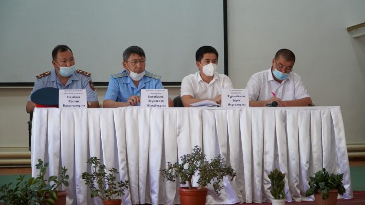 Бәйдібек ауданының бас полицейі ауыл тұрғындарымен кездесті