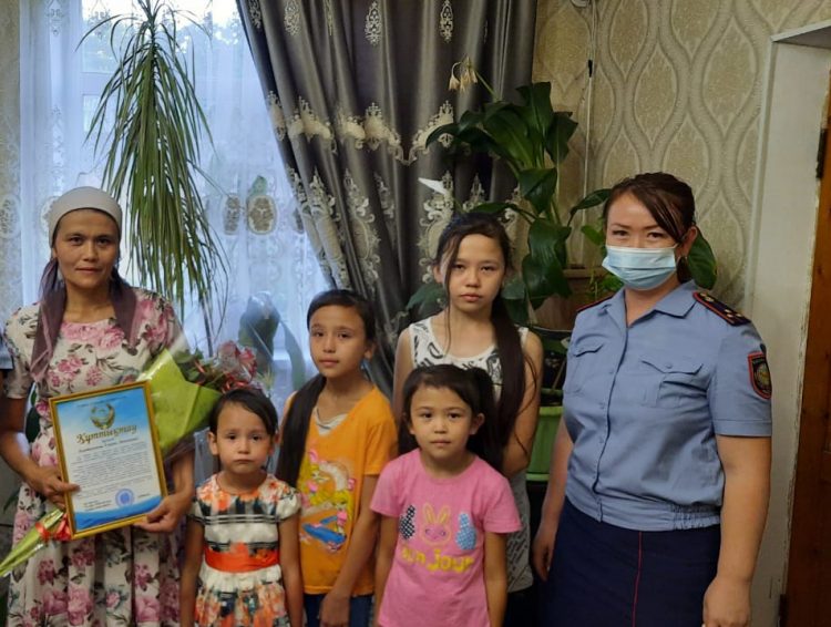 Көпбалалы полицейлердің жанұясы  мереке қарсаңында марапатталды