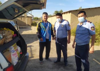 Түркістан облысының полицейлері 6 баланы тәрбиелеп отырған жалғызбасты әкеге көмек қолын созды