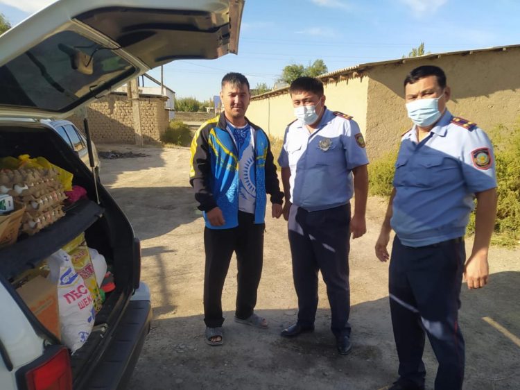 Түркістан облысының полицейлері 6 баланы тәрбиелеп отырған жалғызбасты әкеге көмек қолын созды