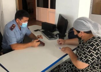Түркістан облысының полицейлеріКСРО құжатымен жүрген тұрғынға жаңа төлқұжат рәсімдеп берді