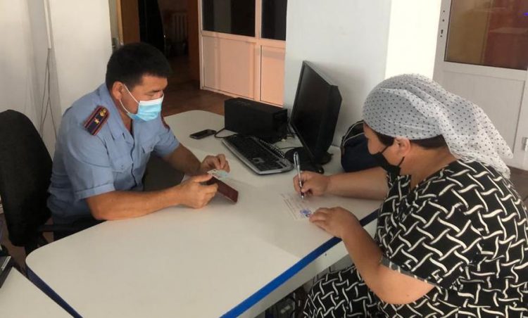 Түркістан облысының полицейлеріКСРО құжатымен жүрген тұрғынға жаңа төлқұжат рәсімдеп берді