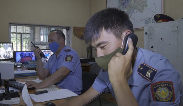 Тұрғынның ақшасын күштеп алған күдіктіні анықтады