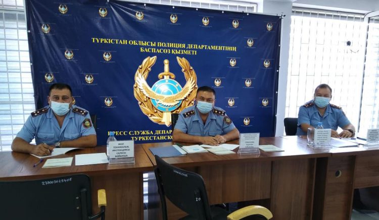 Түркістан облысы Полиция департаменті бастығының бірінші орынбасары полиция полковнигі Абдуғани Сейдуалиев тұрғындармен тікелей тілдесті