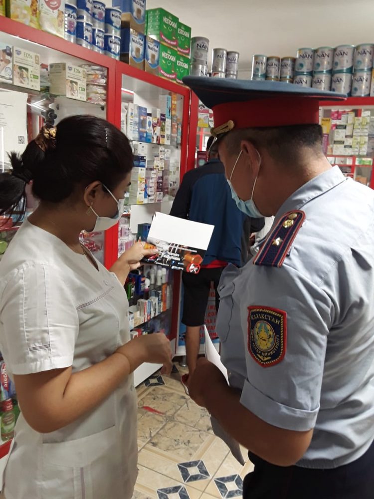 Полицейлер тұрғындарға «Есірткі мен трамадолға – жол жоқ» атты 1000-ға жуық жаднама қағазын таратты