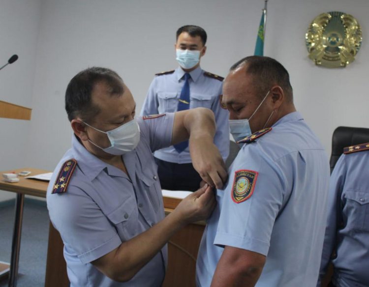 Жетісай ауданы полиция бөлімінде тәжірибелі тәртіп сақшылары марапатталды