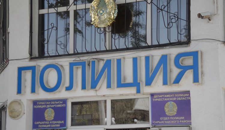 Полицейлер науқас азаматтың құжатын рәсімдеп берді.