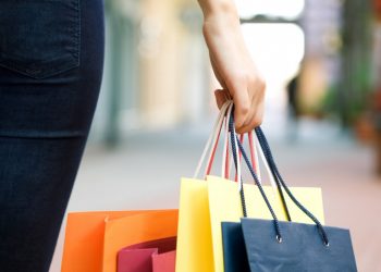 Дүкенге ұрлыққа түскен екі жас қызды анықтады