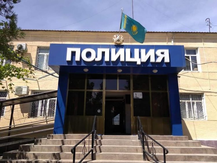 Түркістан  полицейлері әлеуметтік көмек рәсімдеуді ұсынған алаяқты  қолға түсірді