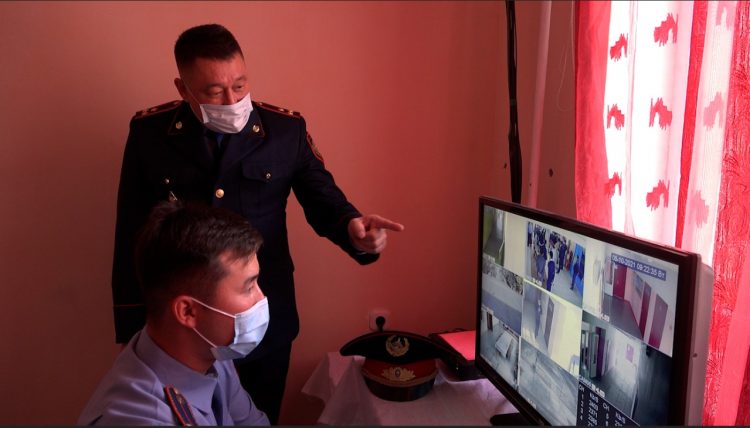 550-ден астам білім ордасына қойылған бейнекамераларды полиция  қызметкерлері тікелей Жедел басқару орталығы арқылы бақылайды