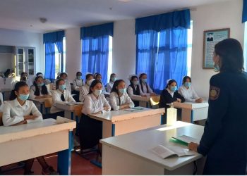 Түркістан облысының полицейлері тұрғындар мен жоғары сынып оқушыларының арасында дөңгелек үстел өткізді