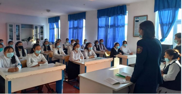 Түркістан облысының полицейлері тұрғындар мен жоғары сынып оқушыларының арасында дөңгелек үстел өткізді