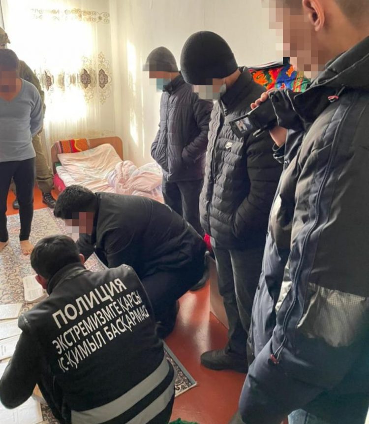 Түркістан облысының полицейлері тыйым салынған материалдарды таратқан күдіктіні ұстады