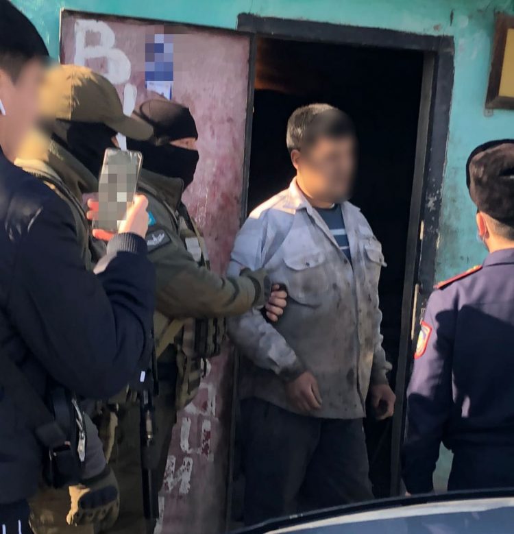 Түркістан облысының полицейлері жергілікті тұрғыннан тыйым салынған әдебиеттерді тәркіледі