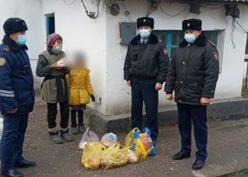 Полицейлер жалғызбасты анаға көмектесіп, қайырымдылық жасады