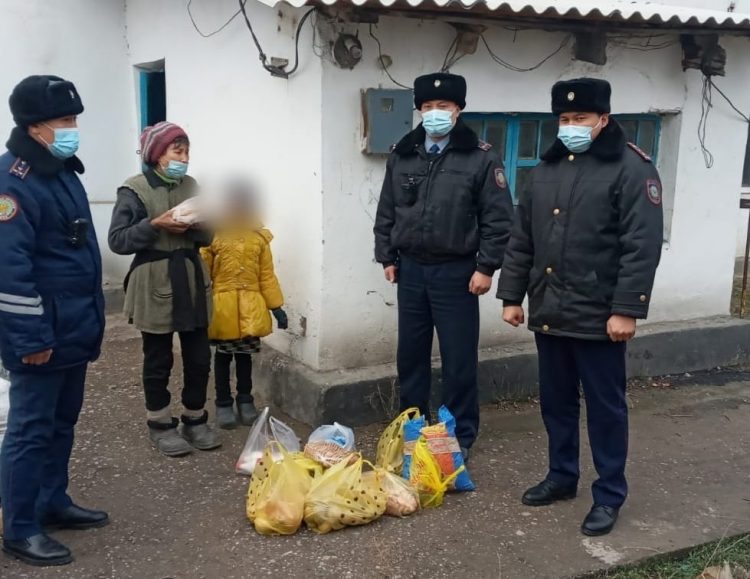 Полицейлер жалғызбасты анаға көмектесіп, қайырымдылық жасады