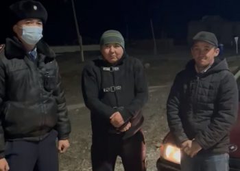 Учаскелік полиция инспекторлары көлігі бұзылған тұрғынға көмектесіп, алғыс алды