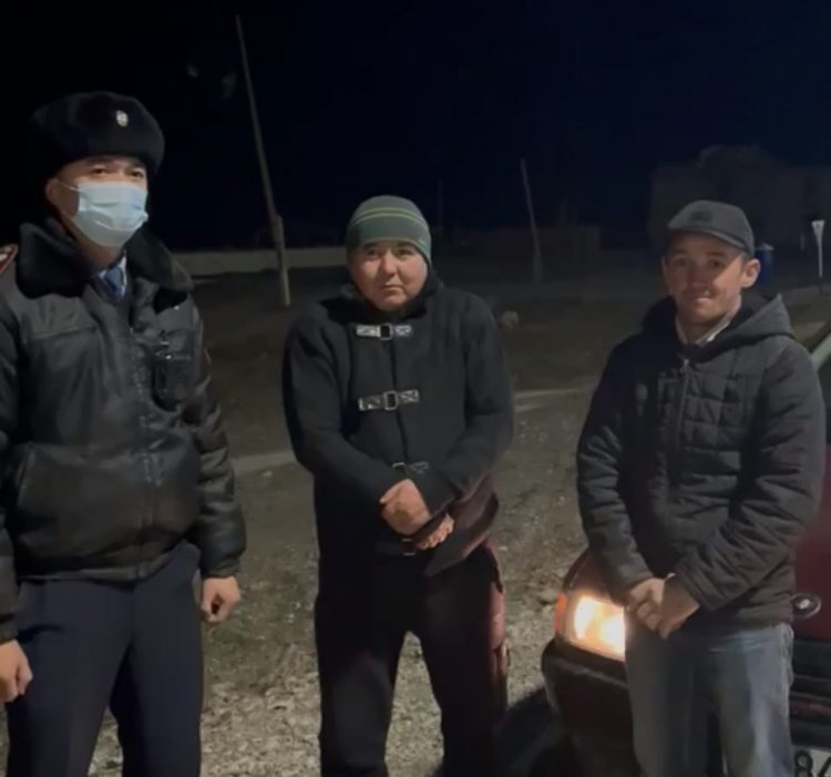 Учаскелік полиция инспекторлары көлігі бұзылған тұрғынға көмектесіп, алғыс алды