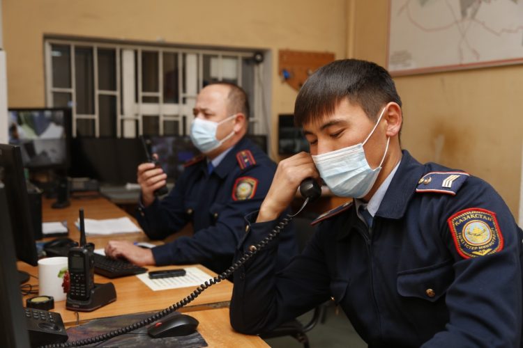 Түркістандық полицейлер қонаққа келіп, ер адамның қымбат тонын ұрлаған әйелді ұстады