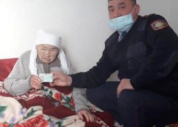 Түркістан полицейлері 86 жастағы ақ жаулықты ананың төлқұжатын жаңартып берді