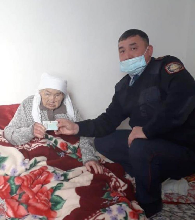 Түркістан полицейлері 86 жастағы ақ жаулықты ананың төлқұжатын жаңартып берді
