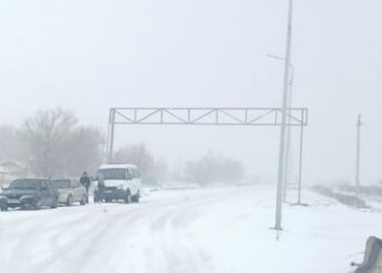 Полицейлер ескертеді: Түркістан облысында жолдар жабылуда