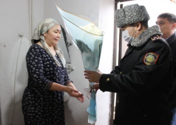 Түркістан облысының полицейлері департамент бастығының тапсырмасымен қызметте қаза болған әріптестерінің жұбайын құттықтап қайтты