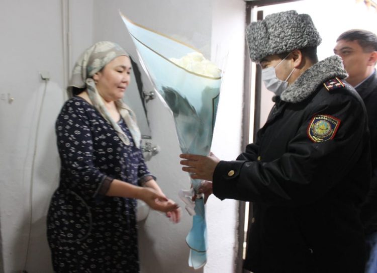 Түркістан облысының полицейлері департамент бастығының тапсырмасымен қызметте қаза болған әріптестерінің жұбайын құттықтап қайтты