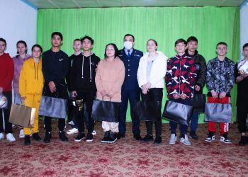 Түркістандық полицейлер жетімдер үйіндегі балалардың барлығын құттықтап қайтты