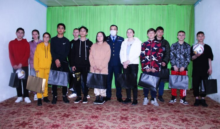 Түркістандық полицейлер жетімдер үйіндегі балалардың барлығын құттықтап қайтты