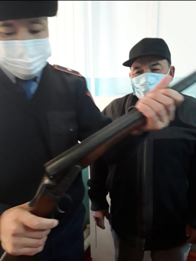 Түркістан облысының полицейлері «Қару» жедел-профилактикалық іс-шарасы барысында 2 снаряд пен 8 қаруды тәркіледі