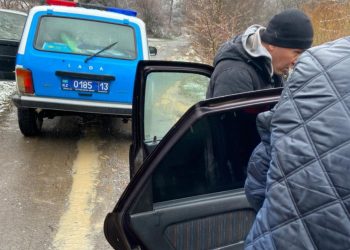 Түркістан  полицейлері көлігі бұзылып жолда қалған тұрғындарды үйлеріне жеткізіп, алғыс арқалады