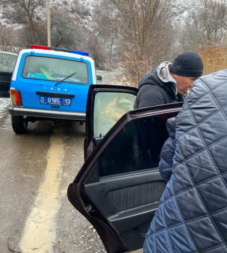 Түркістан полицейлері көлігі бұзылып жолда қалған тұрғындарды үйлеріне жеткізіп, алғыс арқалады