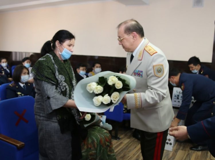 Түркістан облысының бас полицейі қызмет бабында қайтыс болған полицейлердің жұбайлары мен туыстарына мерекелік сыйлықтар табыстады