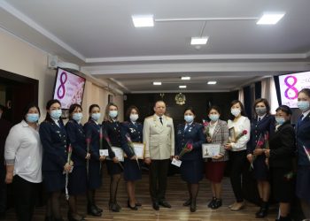 Түркістан облысының бас полицейі мереке қарсаңында 30-дан астам шенді аруды марапаттады