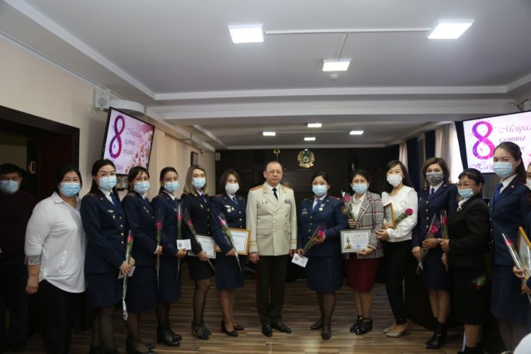 Түркістан облысының бас полицейі мереке қарсаңында 30-дан астам шенді аруды марапаттады