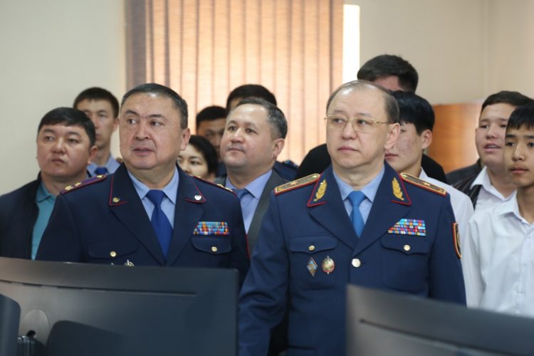 Түркістан қаласының оқушылары Полиция департаментінің бастығы генерал М.Қабденовпен бірге экскурсия жасады