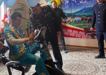 Түркістан полицейлері ерекше балаларды қуантып қайтты