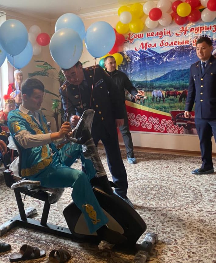 Түркістан полицейлері ерекше балаларды қуантып қайтты