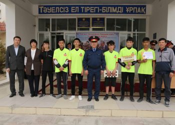 Түркістандық полицейлер жоғары сынып оқушыларын марапаттады