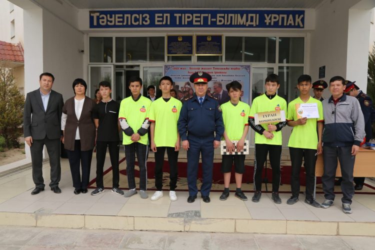 Түркістандық полицейлер жоғары сынып оқушыларын марапаттады