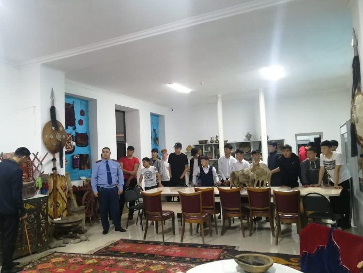 Түркістан облысында полицейлер оқушыларды музейге апарды