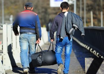 Полицейлер  қос шетелдікті шекарадан өткізіп беремін деп алаяқтық жасаған күдіктіні ұстады