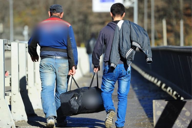 Полицейлер  қос шетелдікті шекарадан өткізіп беремін деп алаяқтық жасаған күдіктіні ұстады