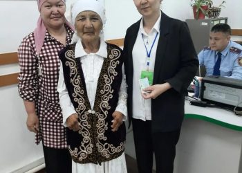 Түркістан облысының полицейлері 20 жылдан бері төлқұжатсыз жүрген 70 жастағы қарт әжейді құжаттандырды