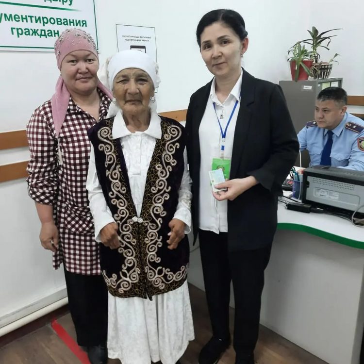 Түркістан облысының полицейлері 20 жылдан бері төлқұжатсыз жүрген  70 жастағы қарт әжейді  құжаттандырды